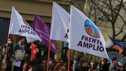 Banderas del Frente Amplio y el partido Convergencia Social en Chile.