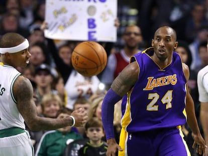 Isaiah Thomas y Kobe Bryant, en diciembre de 2015.