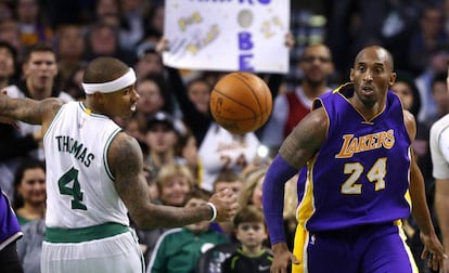 Isaiah Thomas y Kobe Bryant, en diciembre de 2015.