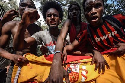 Migrantes subsaharianos celebran el salto a la Valle de Ceuta, de camino al CETI.