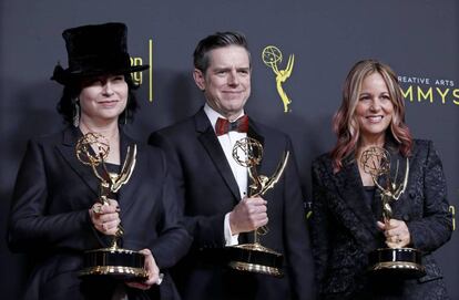 Amy Sherman Palladino, Daniel Palladino y Robin Urdang posan con sus premios Emmy a la mejor supervisión musical en 2019. 