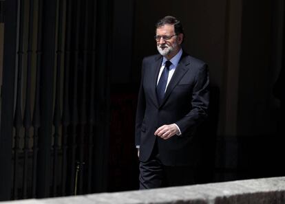 Rajoy ha considerado la cumbre "una gran oportunidad para reforzar la unidad y el compromiso con la integración" y ha destacado la "coordinación, trabajo común y espíritu constructivo a favor de la UE" de los países del sur de Europa. En la imagen, Mariano Rajoy sale del Palacio del Pardo.