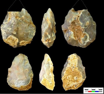 Una imagen que muestra parte de las lascas de sílex encontradas. Este material fue de vital importancia en la época, ya que permitió la construcción de herramientas como hachas, usados tanto para la guerra como en la paz.