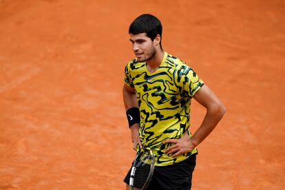 El húngaro Fabian Marozsan, número 135 del circuito, dio la gran sorpresa en lo que va de Masters 1.000 de Roma y noqueó al gran favorito para ganar el partido, el español Carlos Alcaraz, en dos sets, por 6-3 y 7-6 (4), tras una exhibición tenística con la que aplacó cada intento de resurgir del tenista murciano. Tras la derrota, Alcaraz aseguró que llegó un momento del partido en el que ya no sabía ni lo que estaba pasando, ni por qué estaba fallando. El español, que se despidió de Roma en lo que fue su estreno en el torneo, añadió que no había sabido leer bien las oportunidades que tuvo en el segundo set.