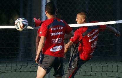 Vidal remata durante un entrenamiento.