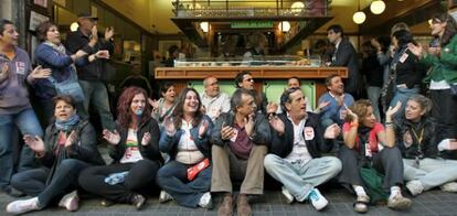 Los miembros de un piquete increpan al único cliente de una famosa cafetería del centro de Barcelona, durante la jornada de huelga general.