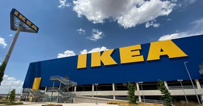 Exterior de la tienda de Ikea situada en la localidad madrileña de Alcorcón.  