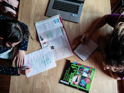 Dos adolescentes estudiando en inglés.