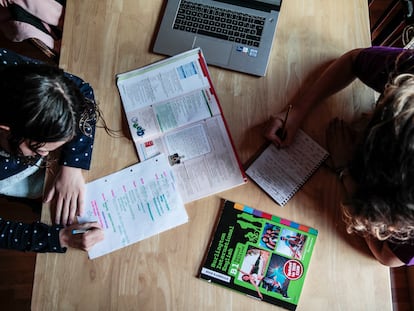 Dos adolescentes estudiando en inglés.