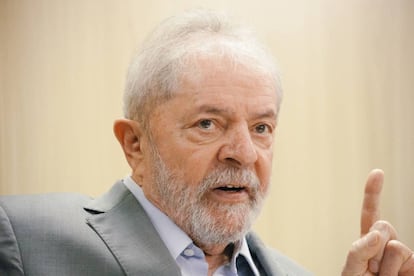 O ex-presidente Lula fala pela primeira à imprensa, em entrevista exclusiva nesta sexta-feira, na sede da PF em Curitiba.