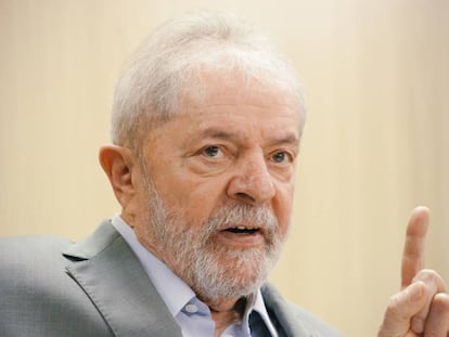 O ex-presidente Lula fala pela primeira à imprensa, em entrevista exclusiva nesta sexta-feira, na sede da PF em Curitiba.
