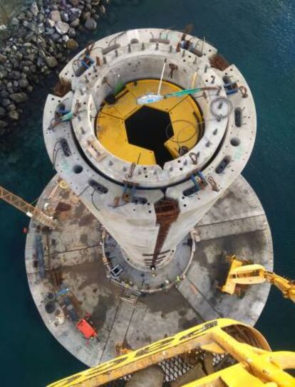 La turbina marina que la empresa monta en Arinaga está hecha de hormigón, utiliza una cimentación por gravedad y puede instalarse sin ayuda de barcos.