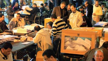 Oficiales electorales durante el recuento de votos.