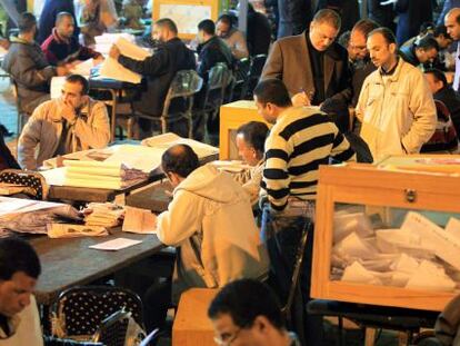 Oficiales electorales durante el recuento de votos.