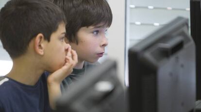 Niños con ordenadores en clase de informática.