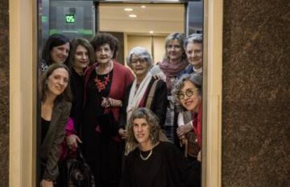 Ana García Bergua, Claudia Piñeiro, Clara Usón, Margo Glantz, Tatiana Lobo, Nona Fernández, Cristina Sánchez-Andrade, Angelina Muñiz-Huberman y Cristina Rivera Garza, ganadoras del premio Sor Juana Inés de la Cruz, en Guadalajara (México), el 28 de noviembre de 2018. .