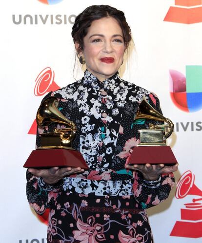 La cantante mexicana Natalia Lafourcade posa con sus premios por 'Mejor video musical de larga duración' y 'Mejor Álbum Folk'.