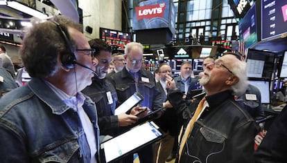 Operadores de Bolsa con prendas de Levi’s, este jueves.