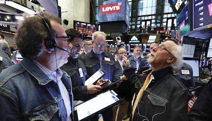  Operadores de Bolsa con prendas de Levi’s, este jueves.