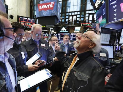  Operadores de Bolsa con prendas de Levi’s, este jueves.