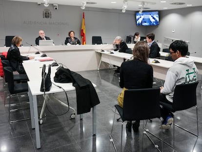 Juicio por desórdenes públicos a Aditya Verma (derecha) en la Audiencia Nacional en Madrid este lunes.