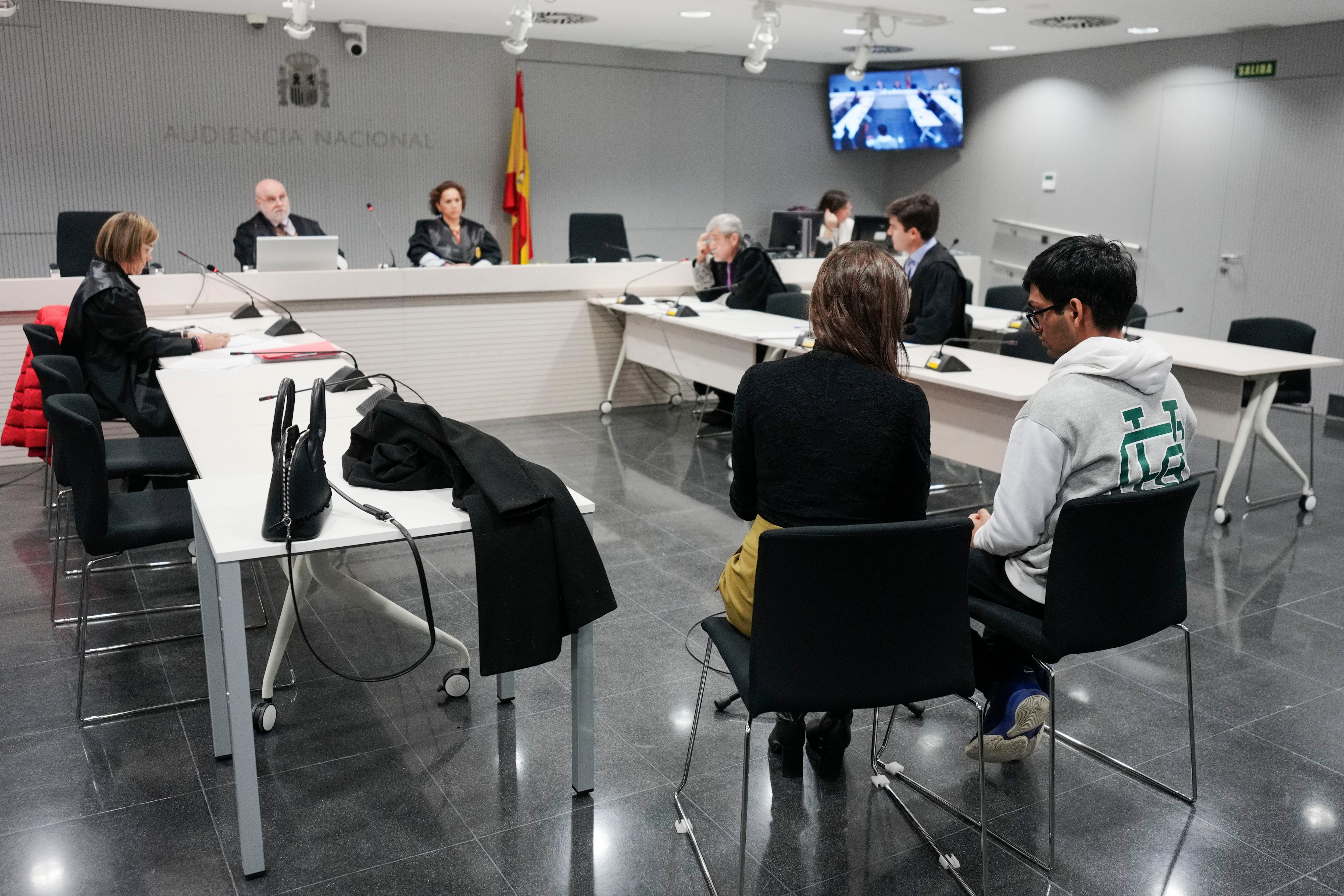 Juicio por desórdenes públicos a Aditya Verma (d) en la Audiencia Nacional en Madrid este lunes. 