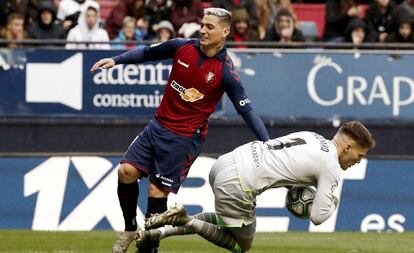 Remiro atrapa el balón ante 'Chimy' Ávila.