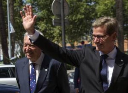 El ministro español de Asuntos Exteriores y Cooperación, José Manuel García-Margallo (i), junto a su homólogo alemán, Guido Westerwelle, poco antes de la rueda de prensa conjunta que ambos han ofrecido hoy en el Consulat del Mar en la capital balear.