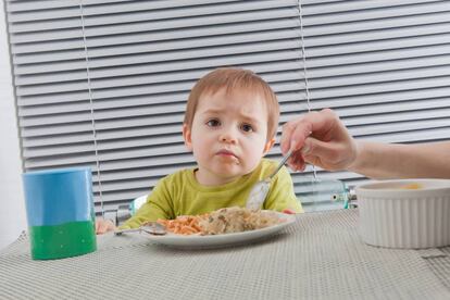 Una madre alimenta a su hijo. 