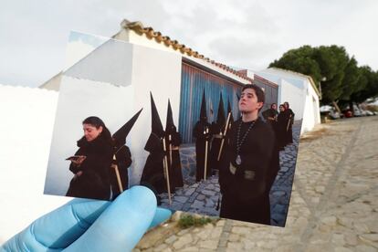 Penitentes de la hermandad del Santo Entierro, en marzo de 2018. Al fondo, el mismo lugar, vacío, el pasado domingo.