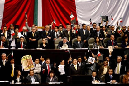 Varios congresistas del Partido de la Revolucin Democrtica toman la tribuna del Congreso para impedir que el presidente Fox lea su ltimo informe de Gobierno.