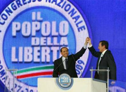 Silvio Berlusconi y Gianfranco Fini, durante el primer congreso del Pueblo de la Libertad, en Roma.