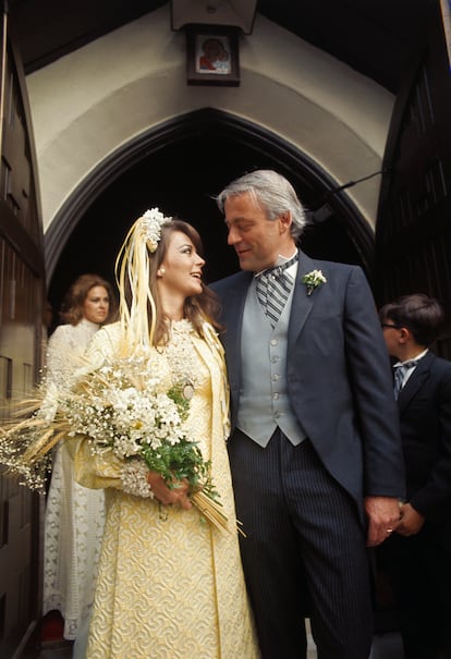 En 1969, la ciudad de Los Ángeles fue testigo de la segunda boda de la actriz, esta vez con Richard Gregson, un agente, productor y guionista de cine británico. En esta ocasión, Natalie huyó del blanco, aunque mantuvo su estilo romántico, y lució un vestido amarillo de tela brocada y de corte recto, sobre el que llevaba una túnica de la misma tela a modo de abrigo. Complementa el look una diadema de flores y cintas estilo hippie (que me recuerda a los prendedores de comunión de mi época).