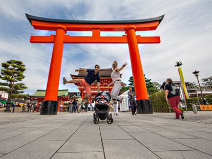 Adrián Rodríguez y Gosia Bendrat con su hija Daniela, en el santuario Fushimi Inari-Taisha de Kioto (Japón).