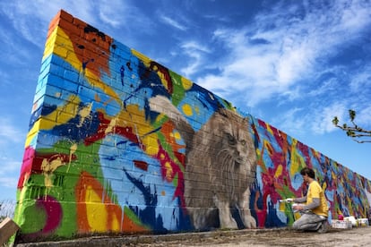 "El objetivo del festival Gargar es valorar, impulsar y dar visibilidad a los artistas y a otras formas de intervencin artstica en el espacio pblico rural", explican sus promotores. <br>En la foto, un muro de Penelles pintado por el cataln Oriol Arum.</br>