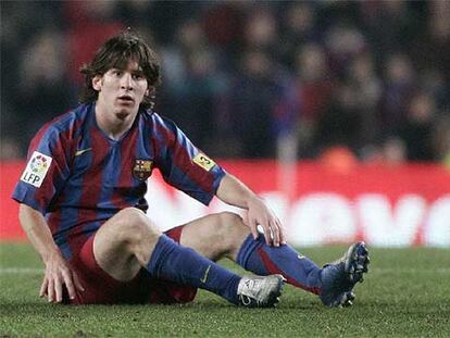 Messi, caído, durante el partido del domingo ante el Atlético.