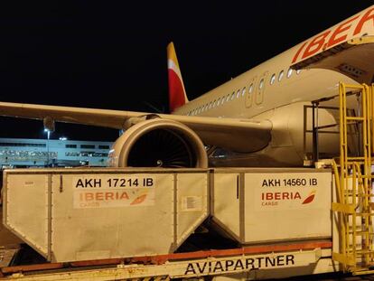 Gestión de carga sanitaria durante la presente pandemia en uno de los aviones de Iberia.