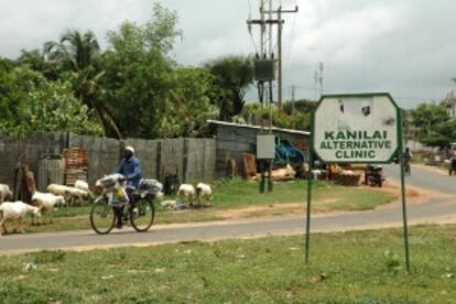 Exterior de la clínica Kanilai en Bakau (Gambia).