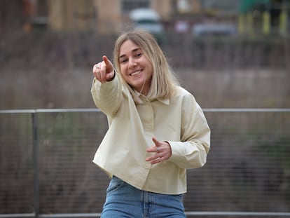 Marinita Precaria es el nombre artístico de la joven cantante Marina Gómez, exponente musical de la generación Z.