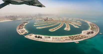 "Como volar el futuro", resume un usuario acerca del espectacular entorno de Dubái y su aeropuerto, en el que destaca la Palma, una península artificial, y el rascacielos más alto del mundo, el Burj Khalifa.