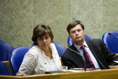 La ministra Verdonk y el primer ministro, Balkenende, en el Parlamento holandés en junio pasado.