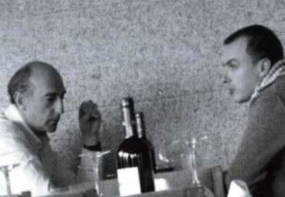 EL EXDIPUTADO Y UN SOCIO DE DORRIBO. Cobián (a la izquierda) se relacionaba constantemente con Dorribo y sus socios. El que le acompaña en la fotografía es uno de ellos, Carlos Monjero, en un restaurante de Oleiros (A Coruña), donde reside el exdiputado del PP.