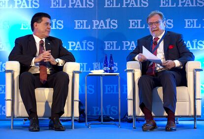Diálogo entre el Presidente de la República del Paraguay, Horacio Cartes (i), y el presidente de EL PAÍS, Juan Luis Cebrián.