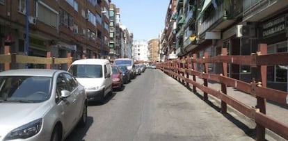 Calle de Leganés con las talanqueras que se debían haber retirado.