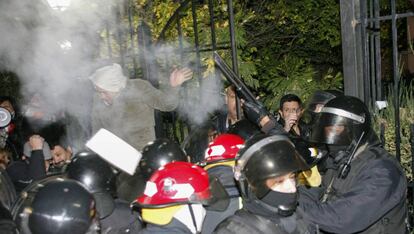 A pol&iacute;cia reprimiu os manifestantes diante da resid&ecirc;ncia da governadora de Santa Cruz, Alicia Kirchner.