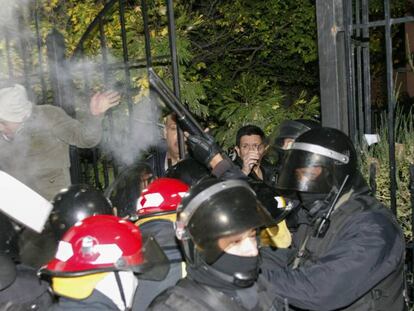 A pol&iacute;cia reprimiu os manifestantes diante da resid&ecirc;ncia da governadora de Santa Cruz, Alicia Kirchner.