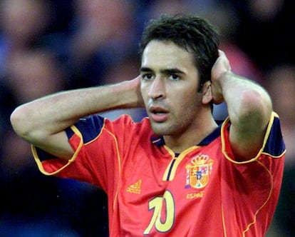 Raúl, con la selección española, tras fallar un penalti en el ultimo minuto del España, 1-Francia, 2 de los cuartos de final de la Eurocopa 2000, en Brujas,