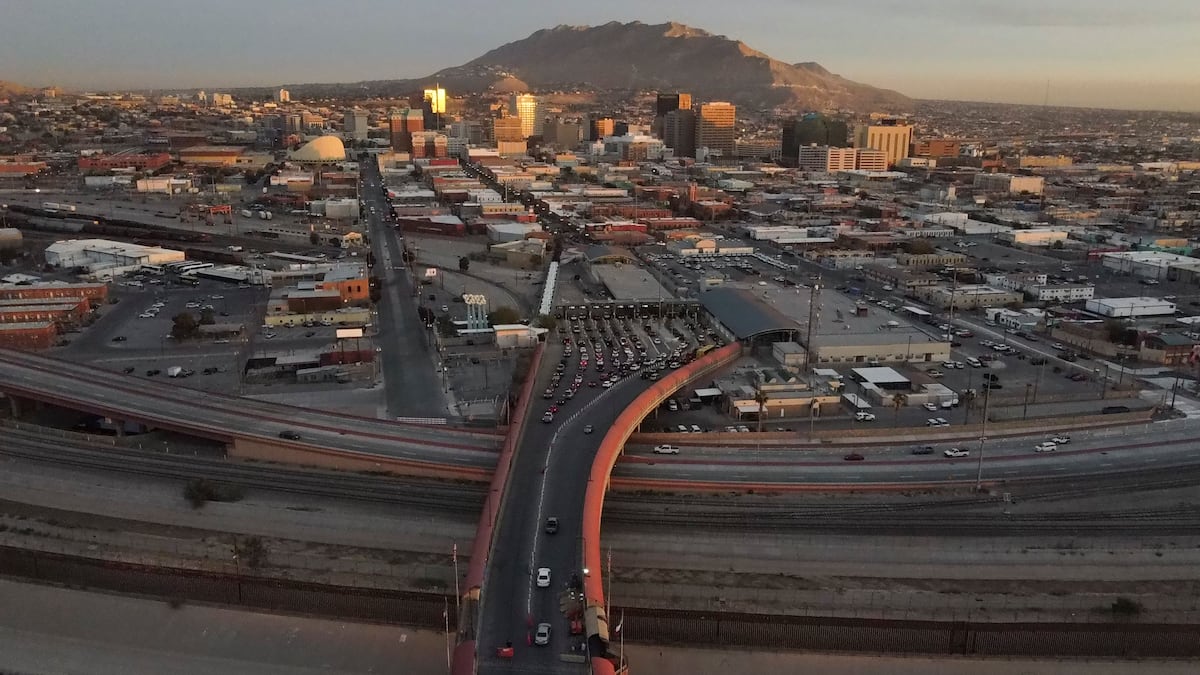 El Paso Migrants: Agents stop crowd at Texas border crossing amid ...