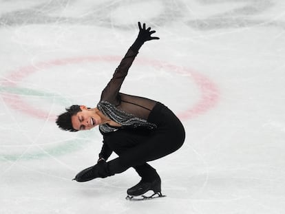 Una de las piruetas de Carrillo durante la final de patinaje artístico.