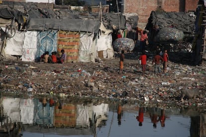 Cada choza, de unos 10 metros cuadrados y dónde se hacinan familias de ocho o diez miembros, cuesta un alquiler. Cada mes, las familias deben pagar un alquiler de unas 400 rupias (seis euros) al dueño del terreno.